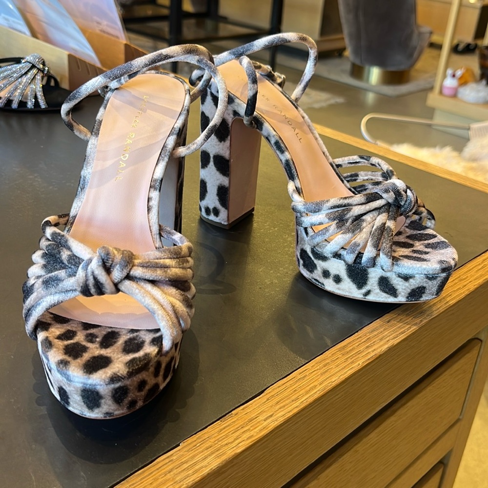 Leopard velvet heels with platform